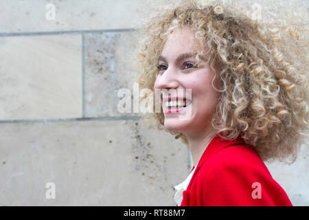 Portrait von Lachen blonde Frau mit Korkenzieherlocken Stockfoto