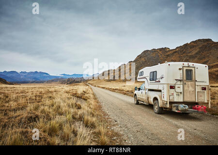 Chile, Valle Chacabuco, Parque Nacional Patagonien, Camper auf Schotter Straße in den Bergen Stockfoto