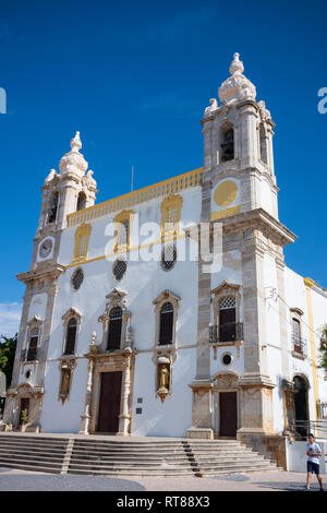 Die Igreja do Carmo in Faro, mit seiner barocken Fassade und Twin bell Towers, in Faro, Portugal, bekannt durch Capela dos Ossos (Kapelle der Knochen Stockfoto