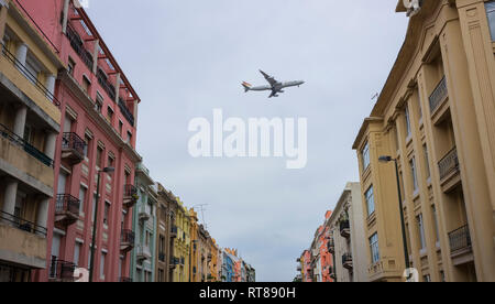 Passenger Jet Landung am Flughafen Lissabon Humberto Delgado Flughafen in Lissabon, Portugal. Stockfoto