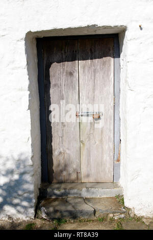 Weiß getünchtes alten Hütte Tür mit einem Vorhängeschloss Schraube verriegelt Stockfoto