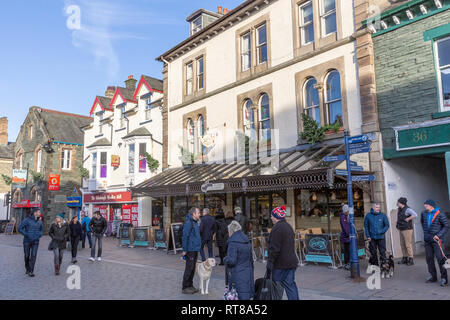 Shopper in Keswick Stadtzentrum an einem Wintertag, Lake District, Cumbria, England Stockfoto