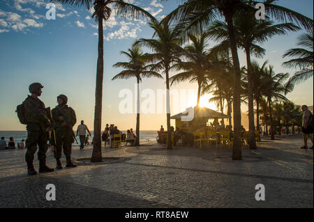 RIO DE JANEIRO - Februar 10, 2017: Zwei brasilianische Soldaten stehen in voller Tarnung der Uniform auf das Arpoador Promenade am Strand von Ipanema. Stockfoto