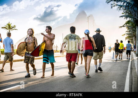 RIO DE JANEIRO - 24. MÄRZ 2017: Fußgänger profitieren Sie von einem autofreien Sonntag Nachmittag auf der Strandpromenade Avenida Vieira Souto Straße in Ipanema. Stockfoto