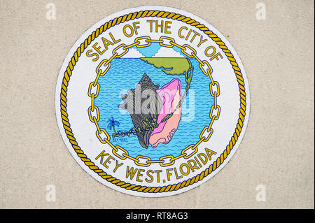 KEY WEST, Florida, USA - Januar 13, 2019: Die Dichtung der Stadt Key West, Florida, USA, mit einem rosa und lila Schale der Queen Conch. Stockfoto