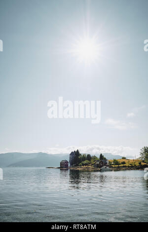 Die kleine Insel Omaholmen an einem schönen Sommertag in Hardangerfjord Hordaland, Norwegen. Stockfoto