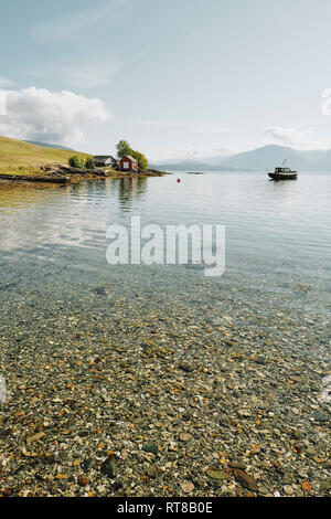 Die kleine Insel Omaholmen an einem schönen Sommertag in Hardangerfjord Hordaland, Norwegen. Stockfoto