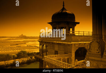 Goldenes Licht, Shah Jahan's Apartment, Gefängnis, usurpiert Sohn Aurangzeb, Blick auf das Taj Mahal von Red Fort, über Yamuna, jamna oder Jamuna Flusses, Agra Indien Stockfoto