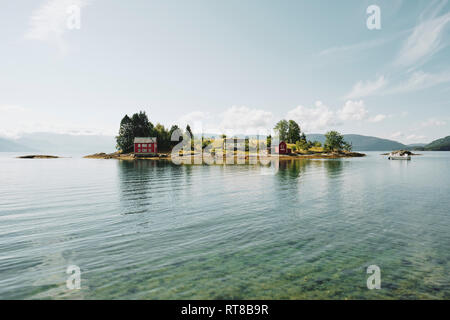 Die kleine Insel Omaholmen an einem schönen Sommertag in Hardangerfjord Hordaland, Norwegen. Stockfoto