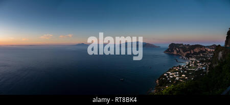 Italien, Kampanien, Golf von Neapel, Capri im Abendlicht Stockfoto