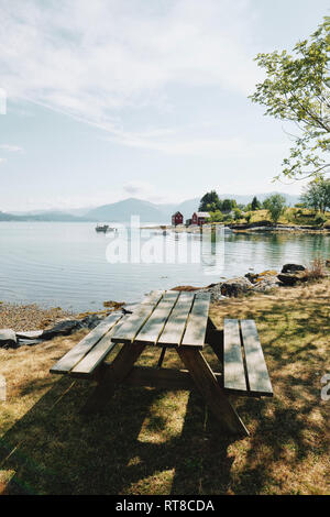 Ein Picknick im Grünen Tisch und der kleinen Insel Omaholmen an einem schönen Sommertag in Hardangerfjord Hordaland, Norwegen - Sommer Fjordlandschaft Stockfoto