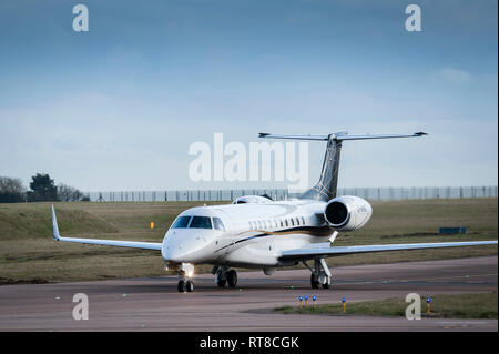 Embraer Legacy 650 G-WIRG business Jets der Air Charter Schottland am Flughafen Luton rollen, England. Stockfoto