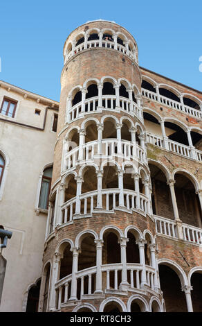 Venedig, Italien - Januar 12, 2019: Der berühmte Treppenhaus des Contarini del Bovolo gotische Palast in San Marco dsitrict Stockfoto