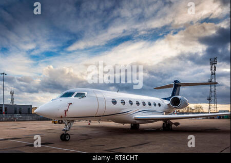 Business Jet Flugzeuge auf dem Vorfeld der Flughafen Luton, England. Stockfoto