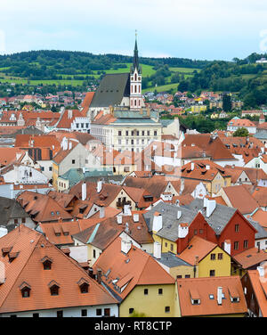 Tschechien, Cesky Krumlov, Blick auf die Kirche St. Veit und Dachlandschaft im Vordergrund. Stockfoto