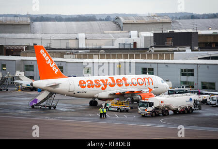 Easyjet Flugzeug auf dem Vorfeld Bereich am Flughafen Luton, England warten. Stockfoto