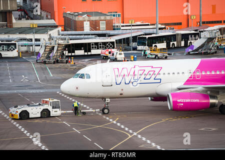 Wizz Air Flugzeug mit einem tauziehen am Flughafen Luton, England geschleppt. Stockfoto