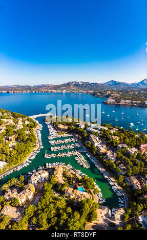 Spanien, Balearen, Mallorca, Calvia region, Luftaufnahme von Santa Ponca, Marina, Serra de Tramuntana im Hintergrund Stockfoto