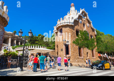 Barcelona, Spanien - 26. August 2014: Touristen am Haupteingang Park Güell in Barcelona Stockfoto