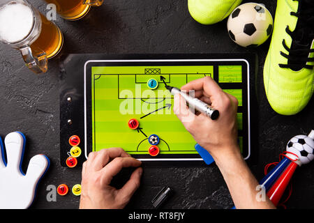 Foto oben auf zwei Becher schaumiges Bier, Tischfußball und menschlichen Händen, Zeichnung Regelung Stockfoto