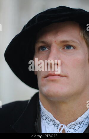 Portrait einer jungen Tudor Mann mit authentischen Tudor Kleidung Posen mit dem Tower von London im Hintergrund - er trägt reiche Kleider und gold Stockfoto