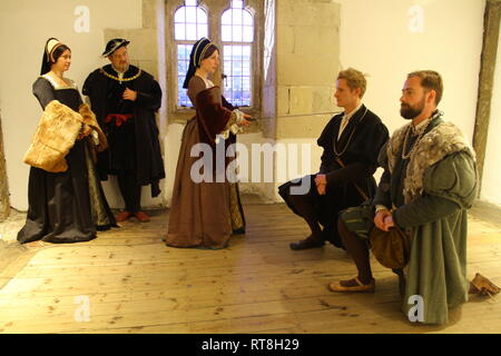 Zwei Tudor Herren werden am Tower von London von Anne Boleyn und Heinrich VIII. zum Ritter geschlagen Sie tragen authentische Tudor Kleid und glücklich scheinen Stockfoto