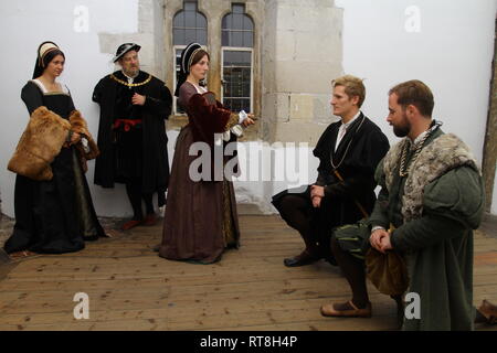 Zwei Tudor Herren werden am Tower von London von Anne Boleyn und Heinrich VIII. zum Ritter geschlagen Sie tragen authentische Tudor Kleid und glücklich scheinen Stockfoto