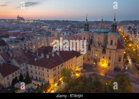 Prag - das Panorama mit der St. Nikolaus Kirche, staromestske Platz und die Altstadt in der Abenddämmerung. Stockfoto