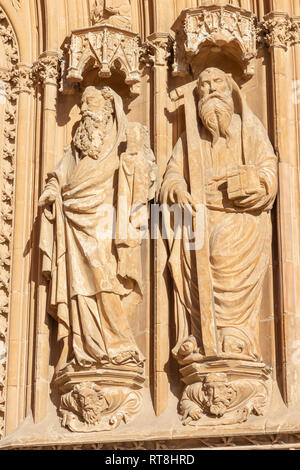 PALMA DE MALLORCA, SPANIEN - Januar 30, 2019: Das Detail des südlichen Portal der Kathedrale La Seu mit der Statue des Apostel von Meistern Pere Morey, und Gu Stockfoto