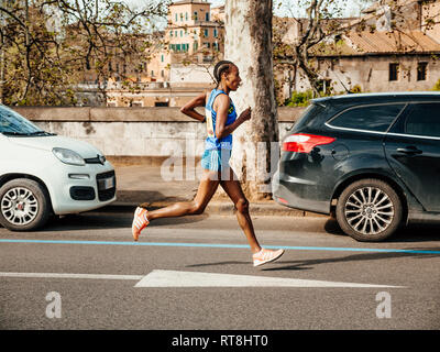 Rom, Italien, 8. April 2018: äthiopische Läufer Zeytuna Arba Mude während Rom Marathon läuft Stockfoto