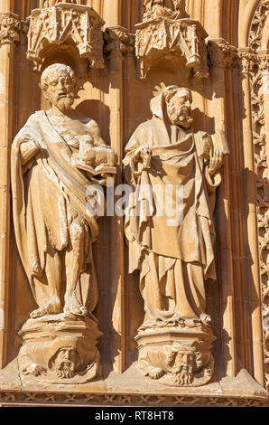 PALMA DE MALLORCA, SPANIEN - Januar 30, 2019: Das Detail des südlichen Portal der Kathedrale La Seu mit der Statue des Apostels und Täufer von Meistern Pere Mor Stockfoto