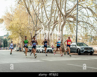 Rom, Italien, 8. April 2018: Die Gruppe von Männern, die Straßen von Rom Rom Marathon Stockfoto