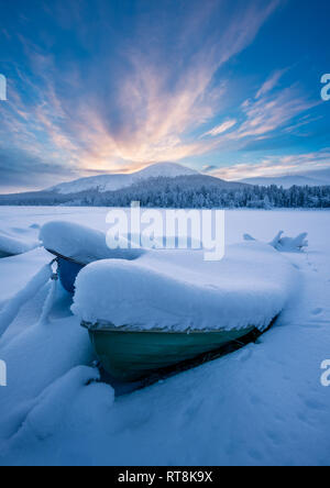 Boote, die unter schweren Schnee mit kellostapuli und Ylläs fiel in den Hintergrund in Äkäslompolo, Kolari, Finnland Stockfoto