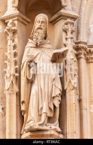 PALMA DE MALLORCA, SPANIEN - Januar 27, 2019: Die gotische Statue des Heiligen Antonius von Ägypten (eremiten) auf das Hauptportal der Kirche Iglesia de San Miguel von Stockfoto