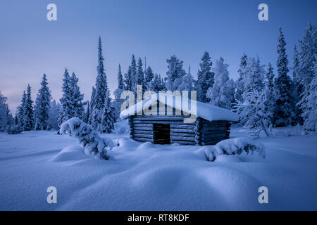 Kleine Scheune im Winter morgen Blaue Stunde durch Schnee in Finnland Stockfoto