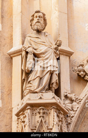 PALMA DE MALLORCA, SPANIEN - Januar 27, 2019: Die gotische Statue von St. Peter der Apostel auf das Hauptportal der Kirche Iglesia de San Miguel von Pere San Stockfoto