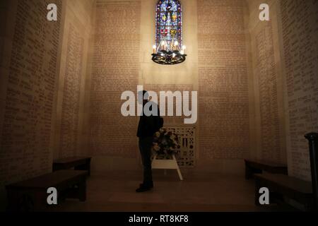 Ein US-Marine mit speziellen Zweck Marine Air-Ground Task Force-Crisis Response-Africa 19.1, Marine Kräfte in Europa und in Afrika, besucht die Aisne-Marne amerikanischen Friedhof Kapelle im Belleau, Frankreich, Jan. 26, 2019. SPMAGTF-CR-AF ist eingesetzt Krise - Reaktion und Theater zu leiten - Security Operations in Europa und Afrika. Stockfoto