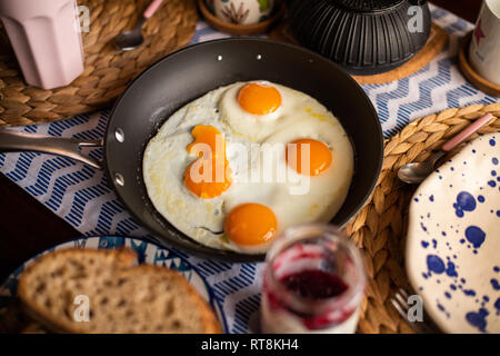Spiegeleier Frühstück mit 4 Eiern, 4 Spiegeleier. Stockfoto