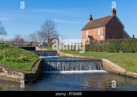 Papercourt Lock und lock keepers Cottage am malerischen Fluss Wey Navigation in Surrey, UK, an einem sonnigen Tag Stockfoto