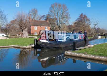 Papercourt Lock und lock keepers Cottage am malerischen Fluss Wey Navigation in Surrey, UK, an einem sonnigen Tag, mit einem 15-04 auf der Durchreise Stockfoto