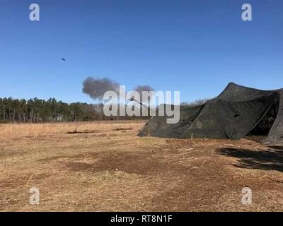 Pistole 6, 2 Platoon, Cobra Akku, 3.BATAILLON, 320 Field Artillery Regiment, 3. Brigade Combat Team", "rakkasans Luftlandedivision, Brände 155 mm Schale aus der M777A2 howitzer zur Unterstützung der Brand unter Kontrolle, die die Brigade. Stockfoto