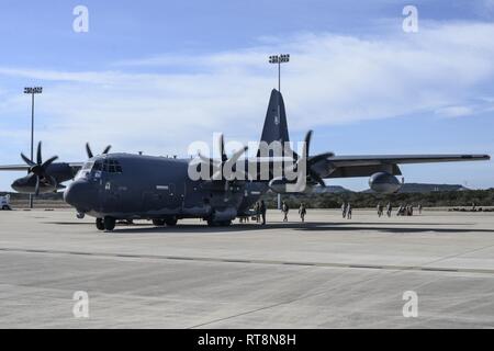 Ein US Air Force HC-130J Bekämpfung König II beruht auf der Flucht, während die Flieger aus der 355 Wing cargo während des Betriebs Pegasus Forge Jan. 28, 2019 entladen. Eines der primären Ziele während dieser Übung war Flexibilität, Überlebensfähigkeit und Letalität, um Optionen für die Kämpfer Kommandanten zur Verfügung stellen. Stockfoto