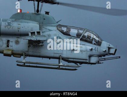 Mittelmeer, Jan. 29, 2019 - U.S. Navy Capt. Todd Marzano, kommandierender Offizier der San Antonio-Klasse amphibious Transport dock Schiff USS Arlington LPD (24), die Piloten eine AH-1W Super Cobra Kampfhubschrauber mit der 22 Marine Expeditionary Unit, Jan. 29, 2019. Die USS Arlington einen geplanten Einsatz als Teil der 22 MEU und der kearsarge Amphibischen bereit, zur Unterstützung der Maritime Security Operations, Krisenbewältigung und Theater Zusammenarbeit im Bereich Sicherheit und zugleich eine vorwärts Naval und Marine Präsenz. Stockfoto