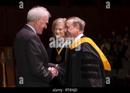 Sekretär der Marine Richard V. Spencer, Links, gratuliert der scheidende Präsident in den Ruhestand Vice Adm. Ronald A. Route nach der formellen Ordensverleihung, 31.01.29, Rentner, einladende Vice Adm. Ann E. Rondeau, Mitte, als nächster Präsident der Naval Postgraduate School's. Stockfoto