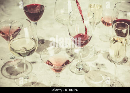Weinprobe Konzept - Glas mit anderen Wein auf Marmor Hintergrund Stockfoto