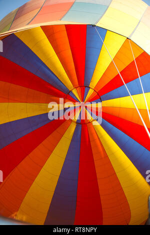 Hell gefärbte Sicht auf Ballon Vordach im Flug, Masai Mara Kenia Stockfoto