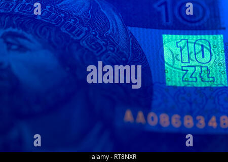 Polnische 10 Zloty in UV-Strahlen Stockfoto