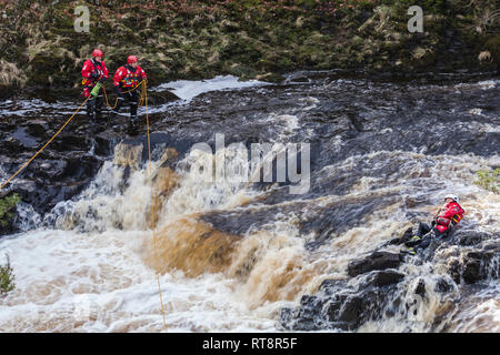 Durham und Darlington Feuerwehr und Rettungskräfte auf einem Wasser rescue Training bei niedrigen Kraft, Teesdale, England, Großbritannien Stockfoto