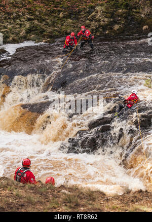 Durham und Darlington Feuerwehr und Rettungskräfte auf einem Wasser rescue Training bei niedrigen Kraft, Teesdale, England, Großbritannien Stockfoto