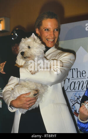 Prinzessin Michael von Kent Holding ein Hund auf der Crufts 1989, London, UK Stockfoto